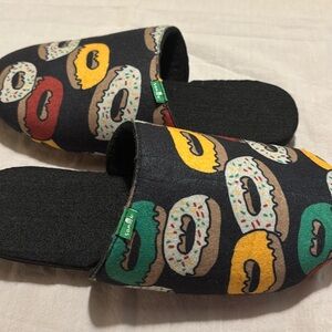 Men’s Sanuk donut slippers sz 9 SAMPLE SHOES - ORIGINAL HTF NWOT